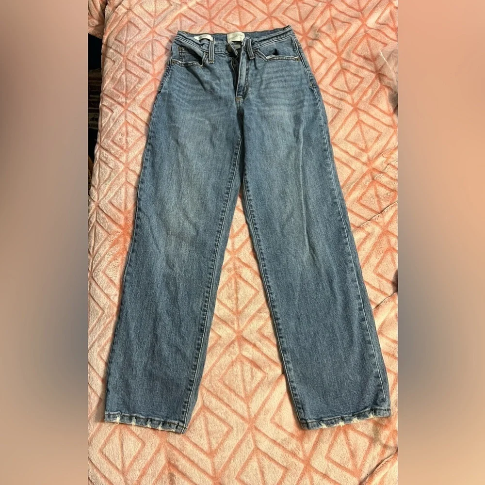 Universal Thread Women's Straight Leg Blue Jeans